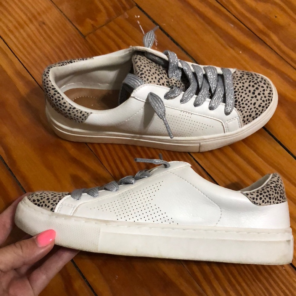 Universal thread sneakers